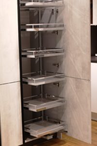 Schrank mit innenliegenden Auszügen