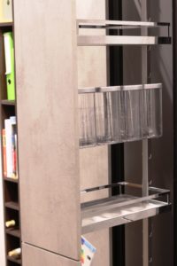 Apothekerschrank mit Betonfront