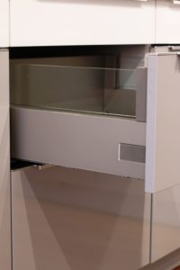 hochwertige Glasseiten in den Auszugsschränken